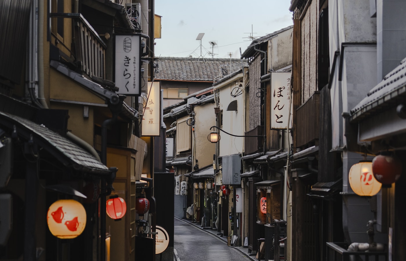 提灯が灯る京都・祇園の路地