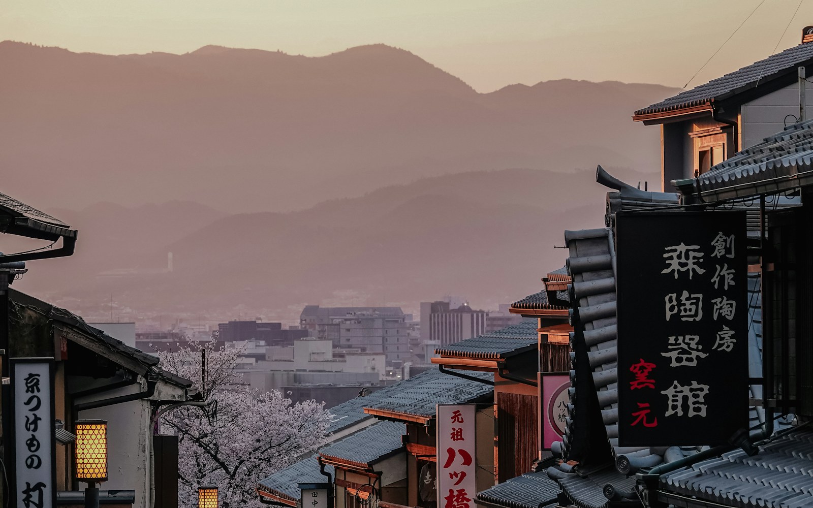 京都・東山、八坂の塔周辺の町並みを見渡す夕景