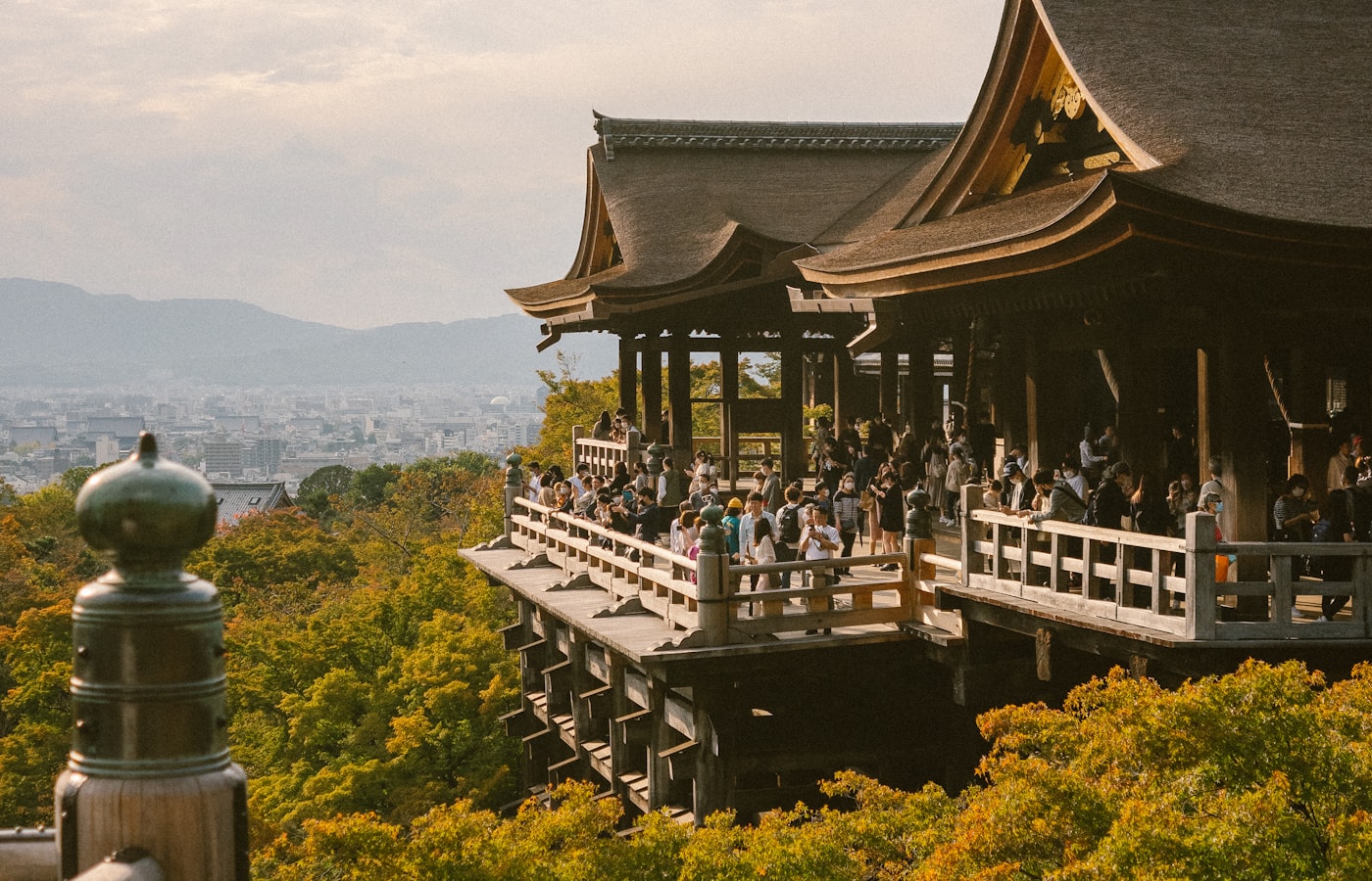 京都・清水寺の舞台と周辺の景色