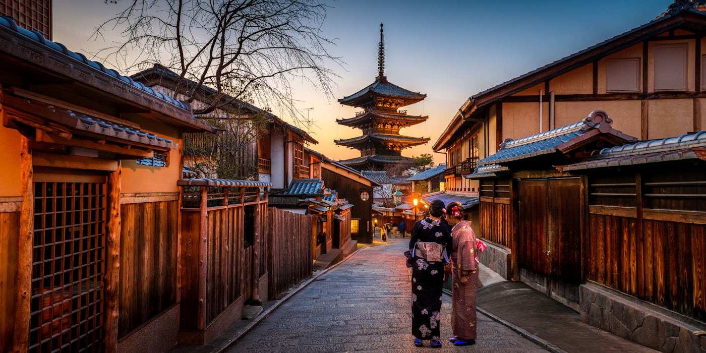 京都・東山、着物姿の人が石畳を歩く朝の景色