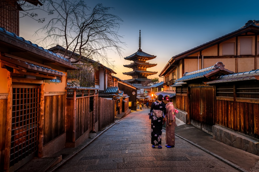 京都・東山。着物姿の女性が石畳の通りを歩く朝の風景