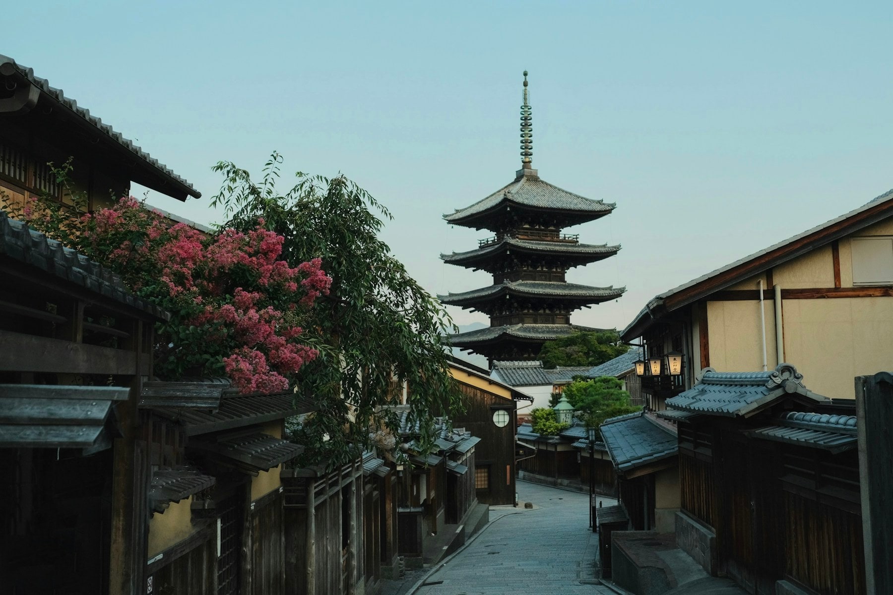 京都・東山の石畳と八坂の塔
