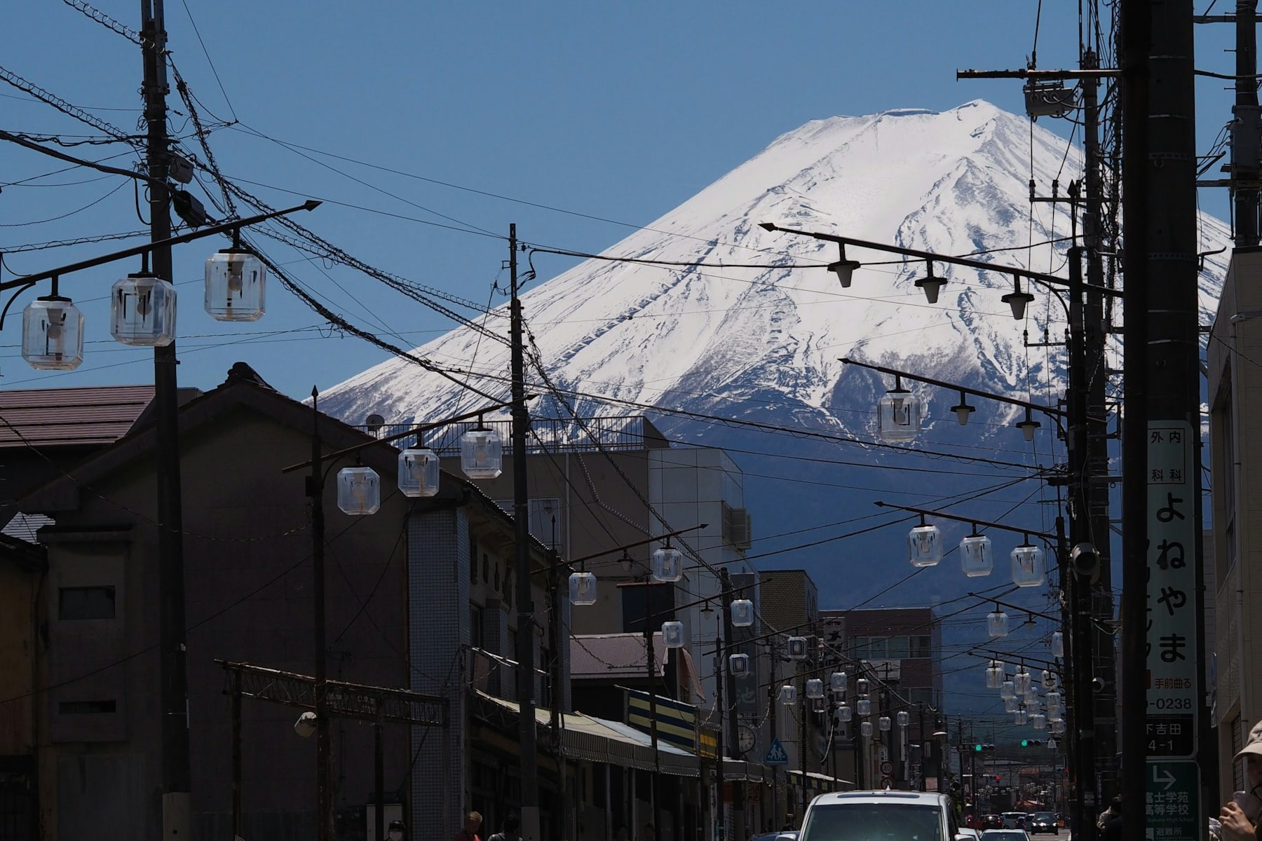 富士吉田の商店街から望む雪を頂いた富士山