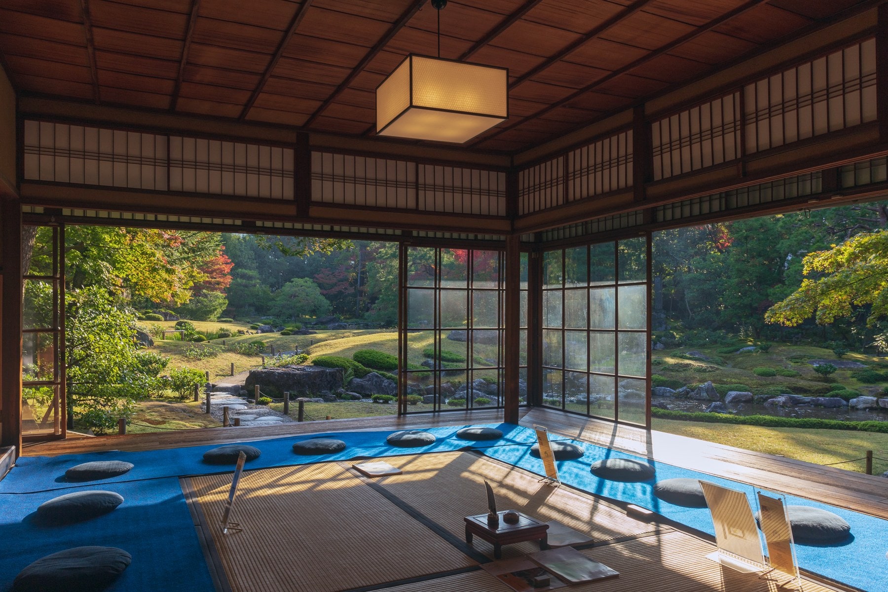 京都・無鄰菴の母屋から眺める庭園